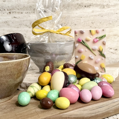 Bloomingville skål med Luksus Påskeblanding og danske håndlavede påskeæg