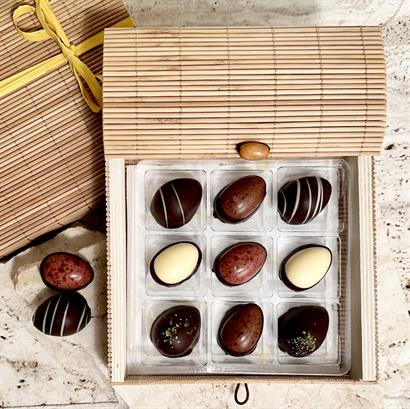 Bambusæske med 18 Danske Håndlavede Påskeæg