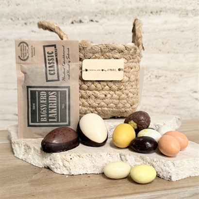 Påskegave i jutekurv – Påskeæg, Bagsværd lakrids og Påskeblanding