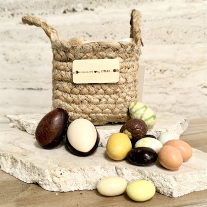 Påskegave i jutekurv – Med Danske håndlavede påskeæg og luksus Påskeblanding