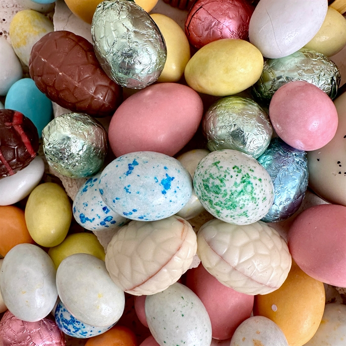 Bambusæske med 6 store Danske håndlavede påskeæg og luksus påskeblanding 780 gram