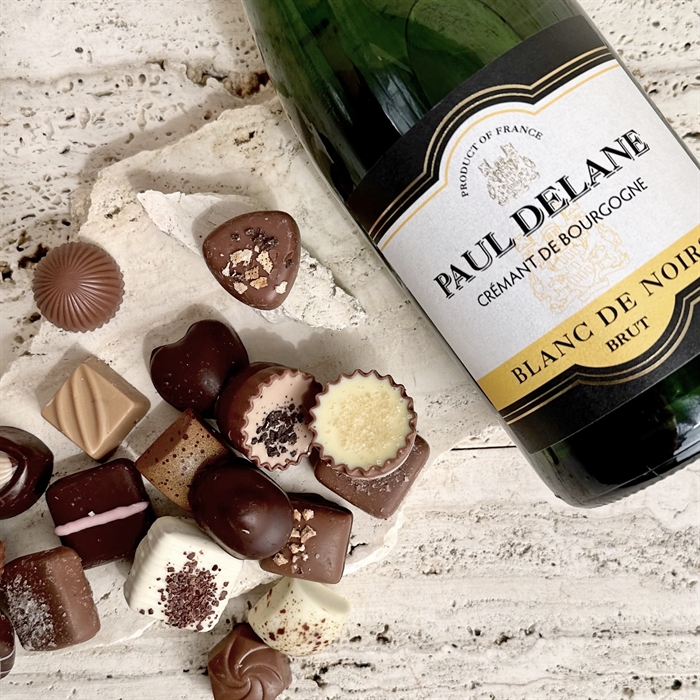 Træskrin med Cremant og 18 stykker Luksus dessertchokolade