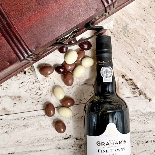 Træskrin med Portvin Grahams Fine Tawny og italienske chokolademandler 