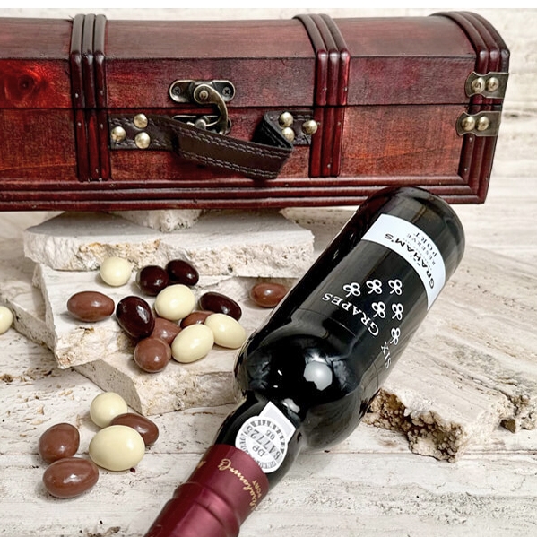 Træskrin med portvin Graham  Six Grapes 37,5 cl. og Italienske chokolademandler