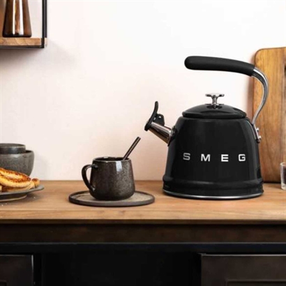 SMEG Vandkedel med fløjte. 3  farver - Vejledende udsalgspris 999,- 