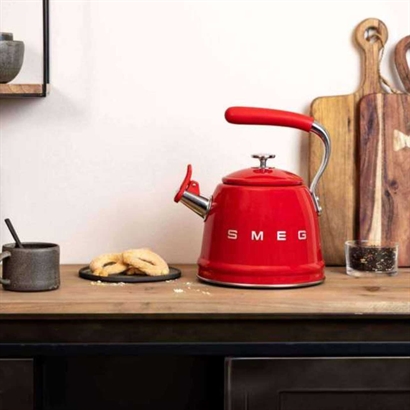 SMEG Vandkedel med fløjte. 3  farver - Vejledende udsalgspris 999,- 