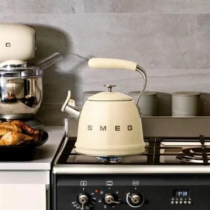 SMEG Vandkedel med fløjte. 3  farver - Vejledende udsalgspris 999,- 