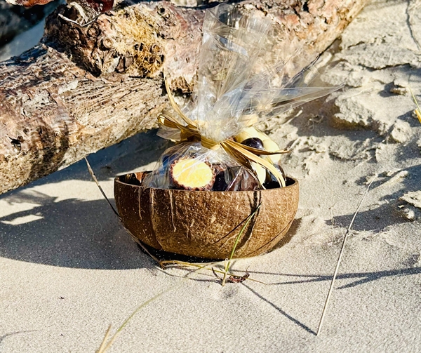 Sommergave med Belgisk og Italiensk  luksus Chokolade i håndslebet kokosnødskål
