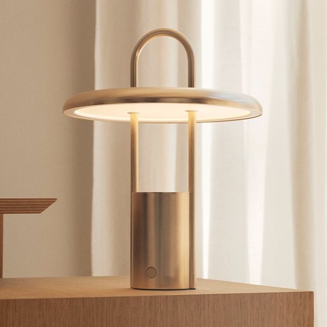 Stelton Pier LED lampe i kobber eller sort 25 cm.  - Vejledende udsalgspris 1299,- 